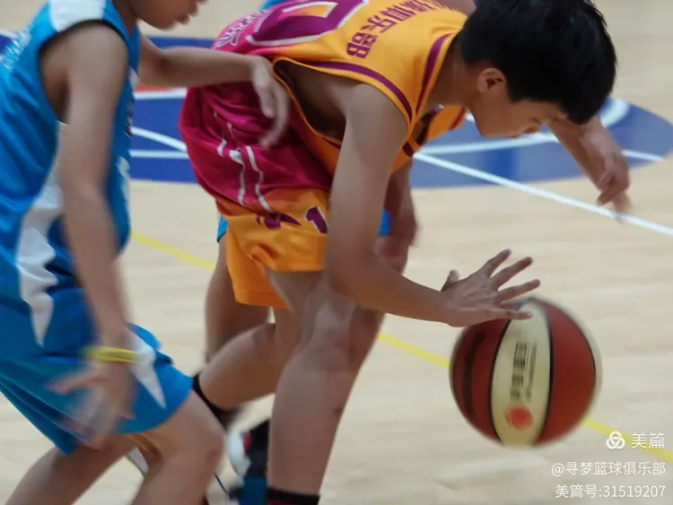 字母哥与90激战独行侠分钟，刷新纪录胜负难料！，阿扎伦卡焦点对战上演精彩一战的简单介绍