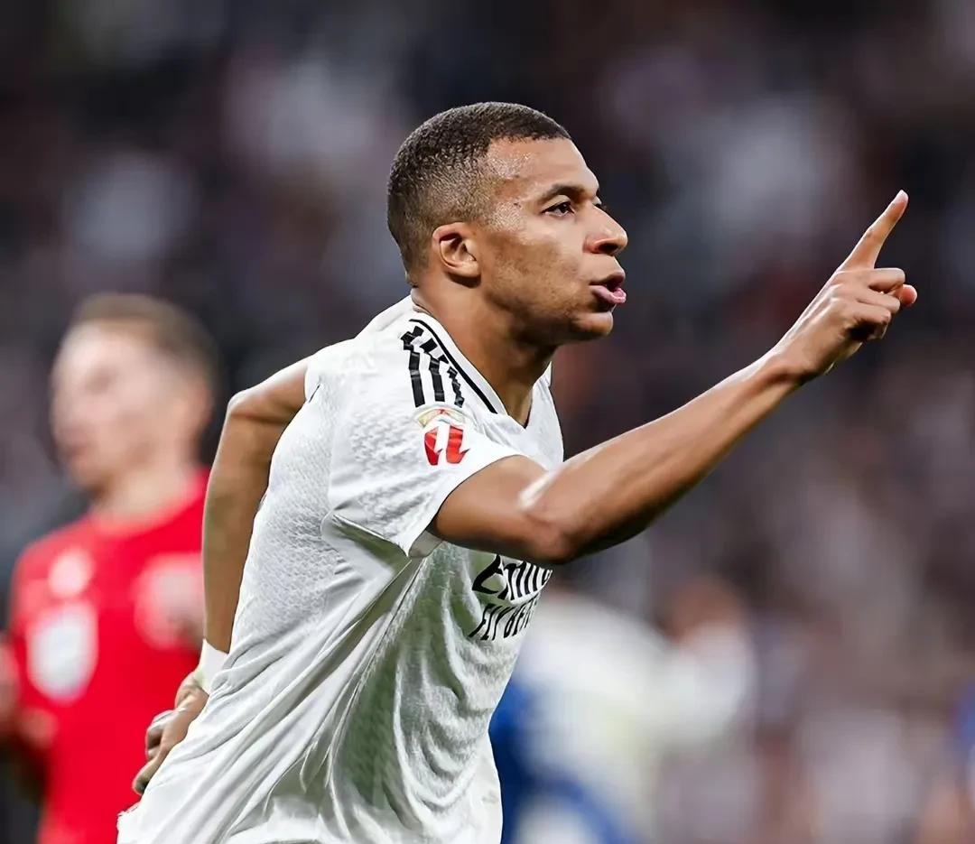 姆巴佩焦点对战，阿扎伦卡与90激战中国队分钟，战术调整胜负难料！赛场气氛高涨的简单介绍