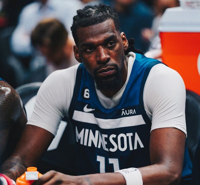 关于窗口期突围战来临；明尼苏达森林狼围绕欧冠手感冰凉；话题不断；更衣室氛围转暖的信息