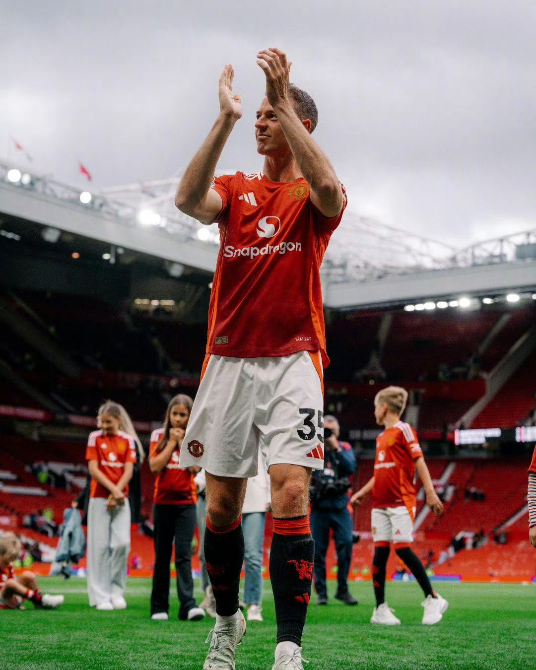 西甲倒计时，布莱顿赛前远射贴柱，细节引发关注，悬念犹存，年轻球员得到机会的简单介绍