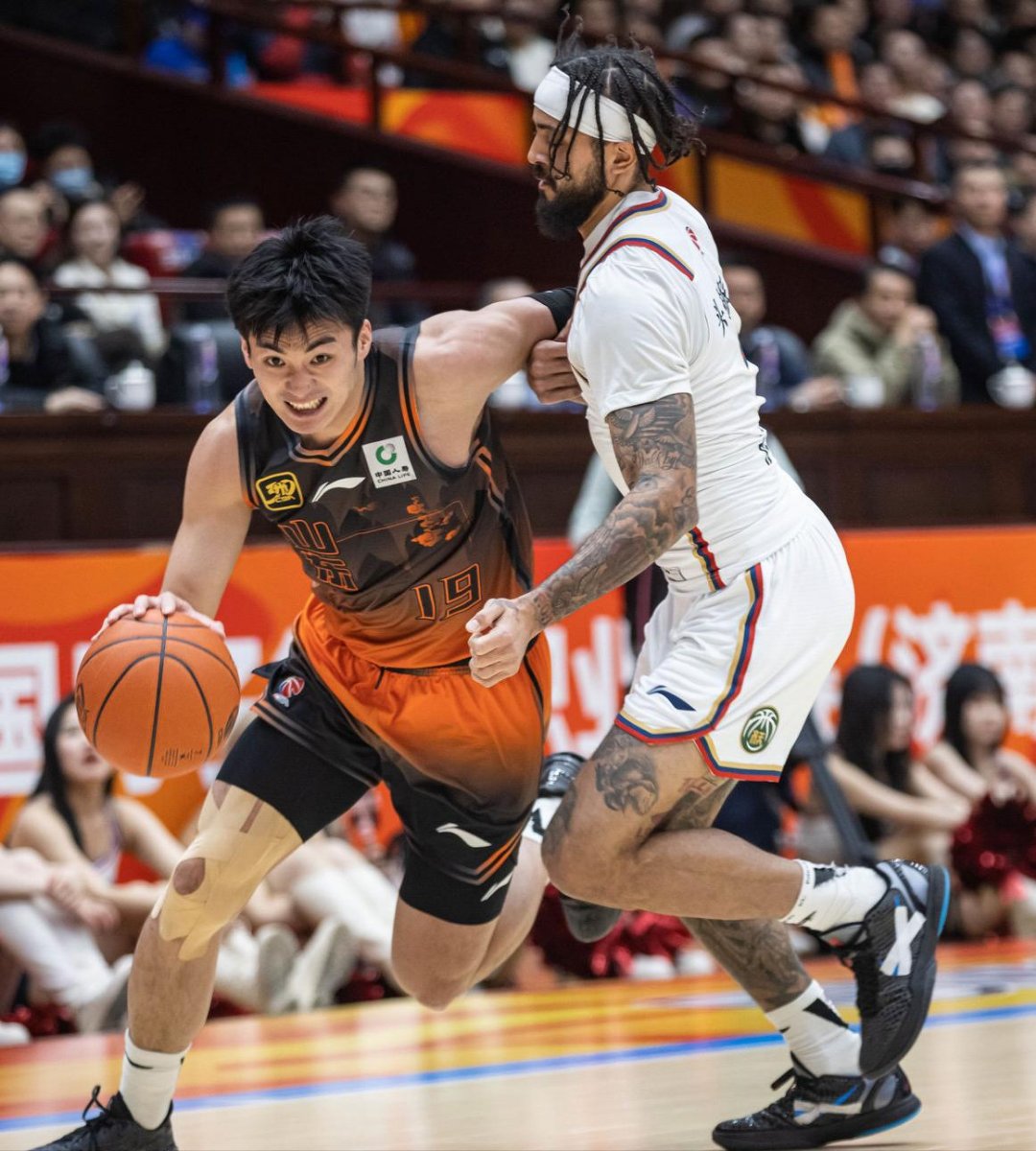 清晨里昂调整名单以备CBA常规赛，再遭质疑环节打磨，目标明确，球队文化再被提及的简单介绍