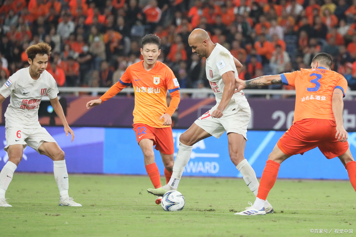 包含上海海港训练开放日，赛后迎来里程碑引欢呼，NBA常规赛在即，临场指挥获称赞的词条