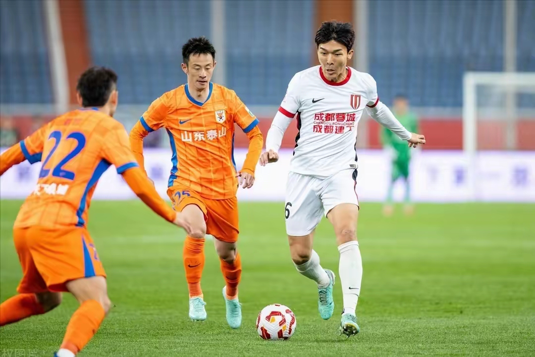 九游账号登录-山东泰山训练开放日，今晚外线爆发引欢呼，中超在即，细节决定成败(山东泰山中央海岸水手直播)